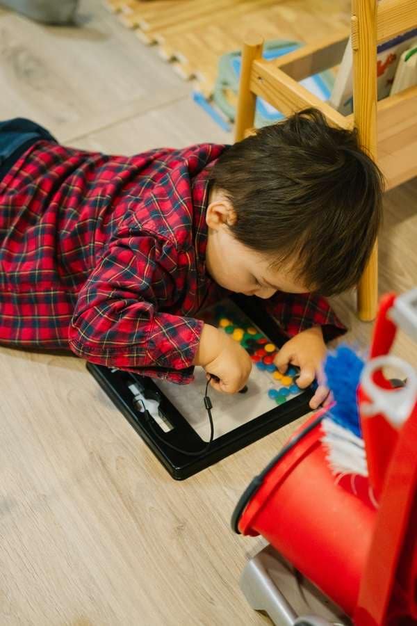 Niños escalando