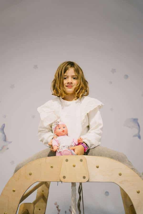 Niña con muñeca