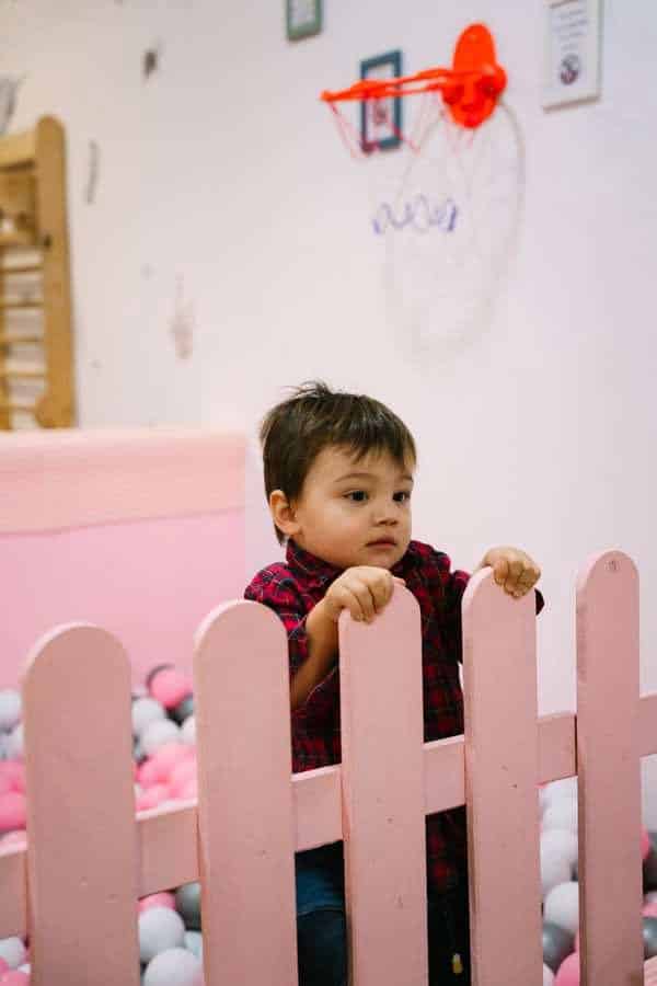Niño jugando libremente en Pessigolles