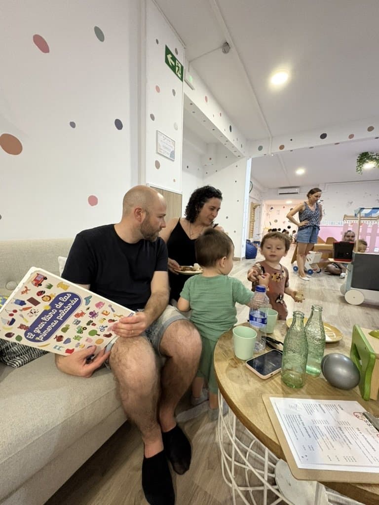 Familia en la cafetería de Pessigolles mientras los peques juegan